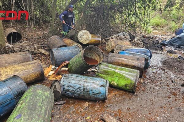 Las autoridades incautaron un total de 98 tanques de destilado, así como otros materiales utilizados en la fabricación ilícita de alcohol.