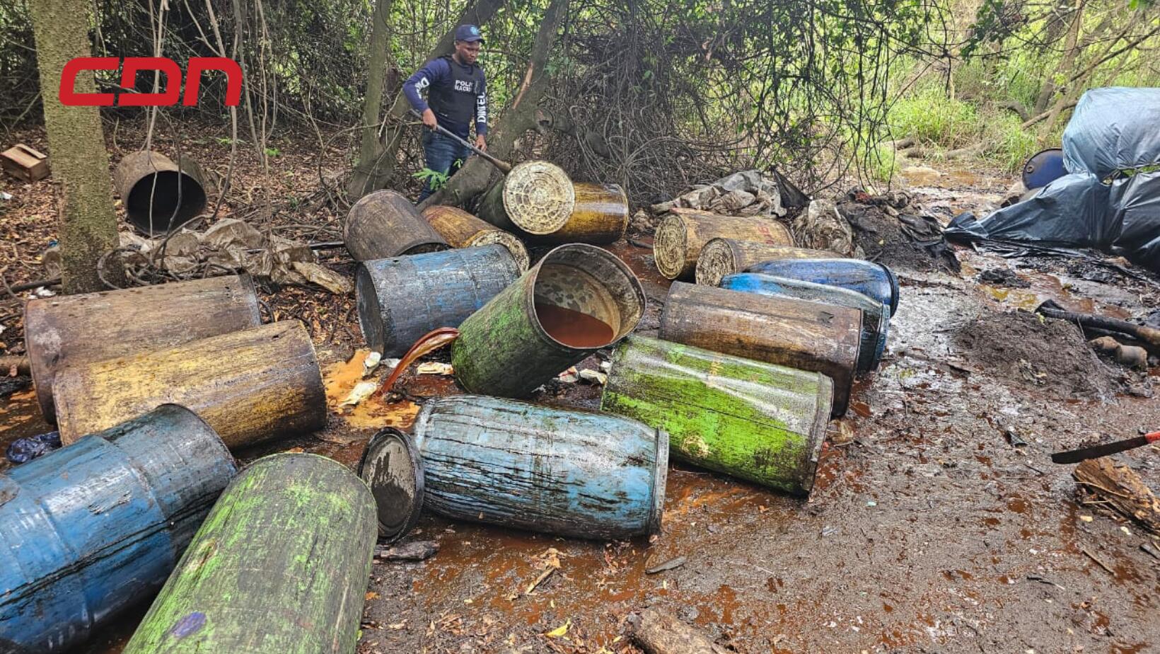Autoridades desmantelan cuatro laboratorios clandestinos de alcohol adulterado en Monte Plata