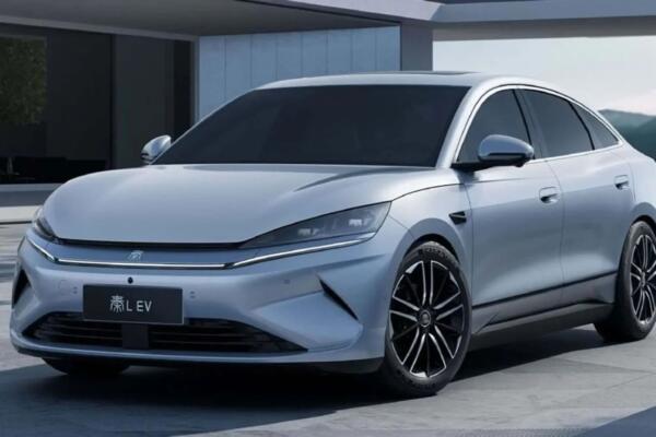 El mundo automotriz ha quedado asombrado con la llegada del BYD Qin L EV, un nuevo sedán que competirá directamente con el Tesla Model 3.