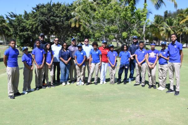 Enrique Valverde, presidente de la Federación Dominicana de Golf, también se hizo presente en la actividad y agradeció el respaldo del INEFI. 