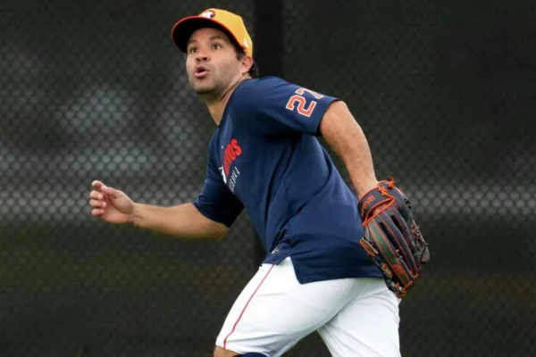 Altuve inició su décimo encuentro de la Liga de la Toronja en el bosque izquierdo el miércoles contra los Mets. Ha iniciado un solo juego en la segunda base esta primavera, aunque se espera que juegue un poco en su antigua posición durante la temporada regular.