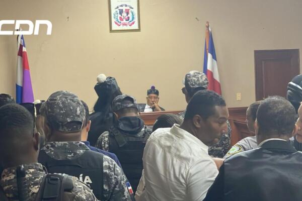 El juez Edwis Reyes, de la Sala Unipersonal de La Altagracia, se retira a deliberar solicitud habeas corpus presentado por Joshua Riibe. Foto: Keren Lucas