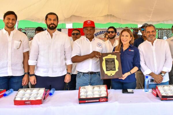La Dirección del Comisionado de Béisbol hizo entrega de útiles deportivos que incluyen varias cajas de pelotas para la celebración del mismo.