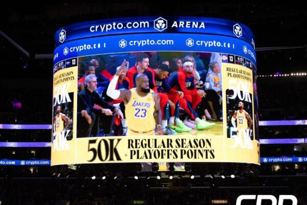 Los Angeles Lakers homenajean a LeBron James tras superar los 50.000 puntos entre temporada regular y 'playoff'. EFE/ALLISON DINNER