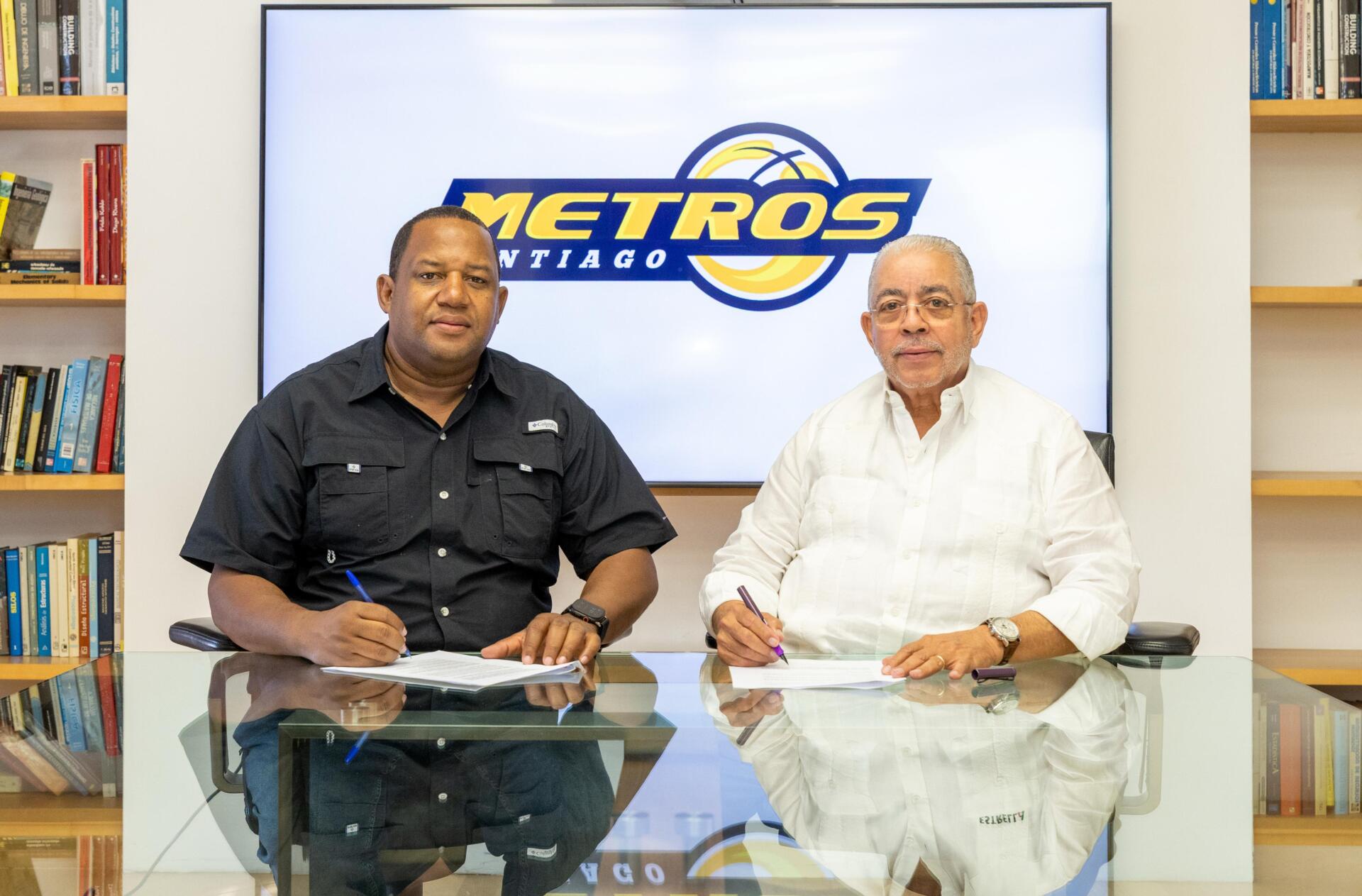 Conocido como "El Señor de los Anillos", Melvyn López ha cosechado múltiples títulos en distintos torneos de baloncesto superior en República Dominicana.
