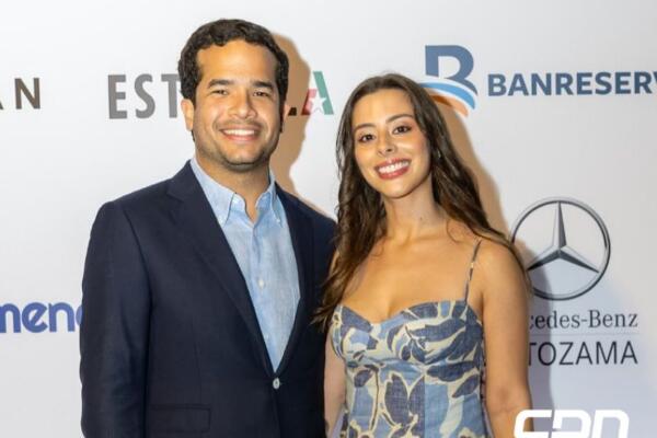 Omar Fernández junto a su novia Alexia Rubio. Foto: Revista HOLA República Dominicana