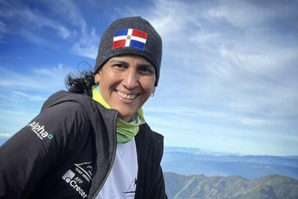 Herrera es la primera dominicana en escalar el Monte Everest y la primera persona del país en completar las 7 cimas (7 summits en inglés). 