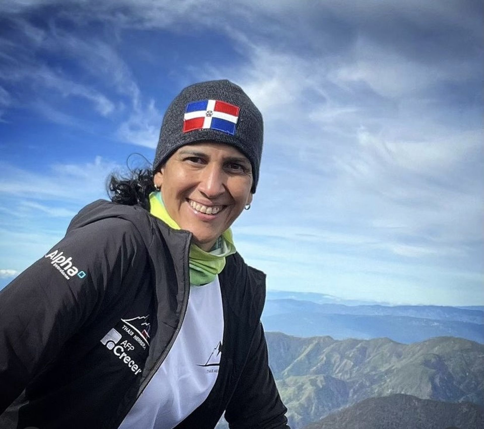 Herrera es la primera dominicana en escalar el Monte Everest y la primera persona del país en completar las 7 cimas (7 summits en inglés).