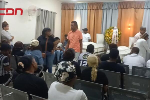 Familiares, amigos y vecinos de Villa Central velan los restos de madre e hija fallecidas en accidente de tránsito en Barahona. Foto: CDN Digital