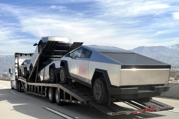 Fotografía de transportador de nuevos vehículos Tesla Cybertrucks por la carretera en Highland, California, EE. UU., el 17 de marzo de 2025. EFE/JOHN G. MABANGLO