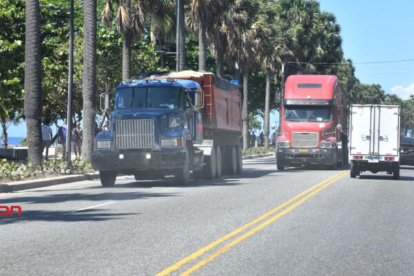 Camioneros protestan contra prohibición de transitar por el Malecón