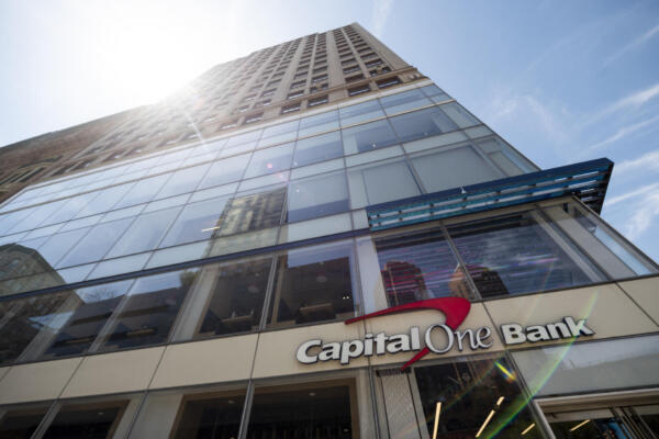 Banco Capital One es fotografiado en la ciudad de Nueva York. (Photo by Johannes EISELE / AFP)