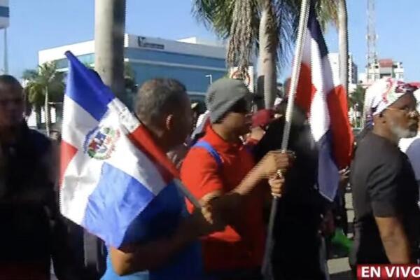 Ciudadanos llegaron temprano para abordar un autobus