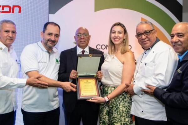 Reconocen a Yanio Concepción por cooperativismo dominicano.