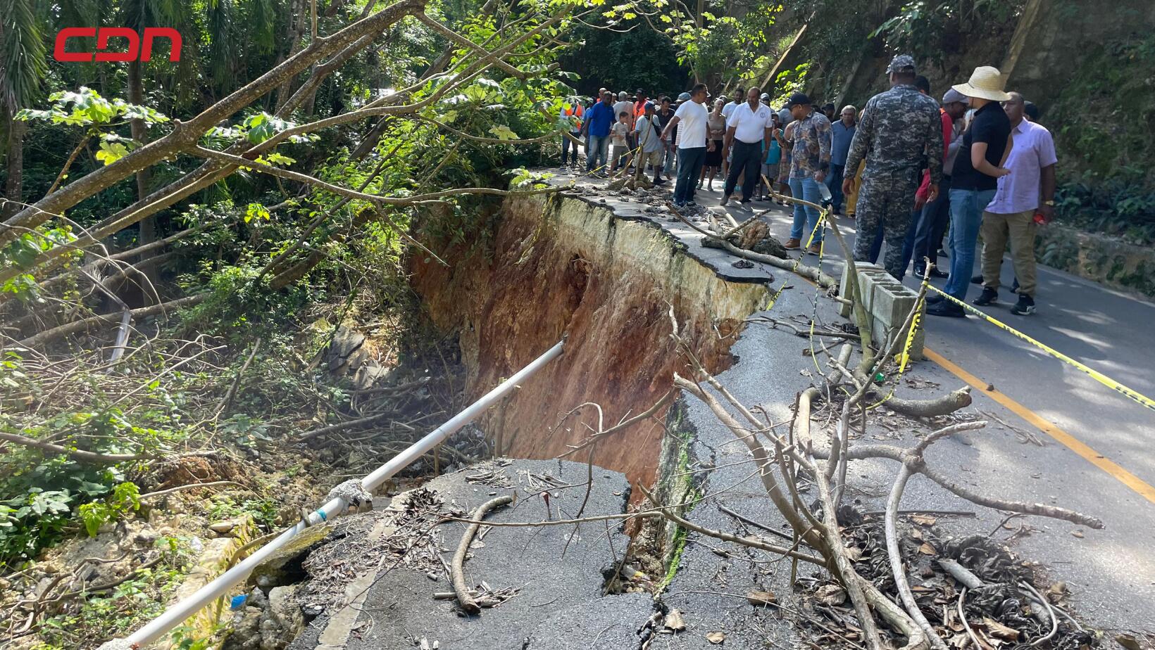Comunitarios de Cabrera exigen solución urgente a derrumbe en Loma Alta