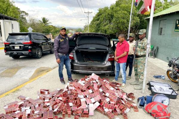 Miembros del ERD detuvieron a un cabo de la Policía Nacional con un contrabando de 80 mil cigarrillos en un vehículo en Elías Piña.
