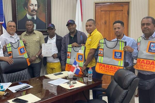 Coordinamoto entregó al alcalde Máximo Soriano y al regidor Leandro Polanco, el primer Reglamento de Operación de motoconcho.
