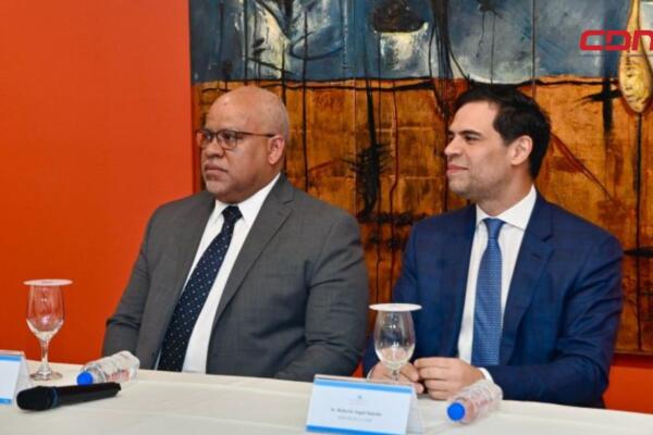Roberto Ángel Salcedo y el director de Promipyme, Fabricio Gómez Mazara. (Foto, fuente externa)