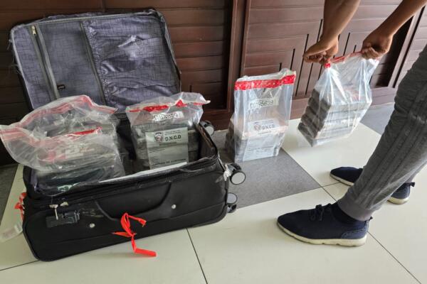 DNCD atrapa italiano con 24 paquetes presumiblemente cocaína en el AILA