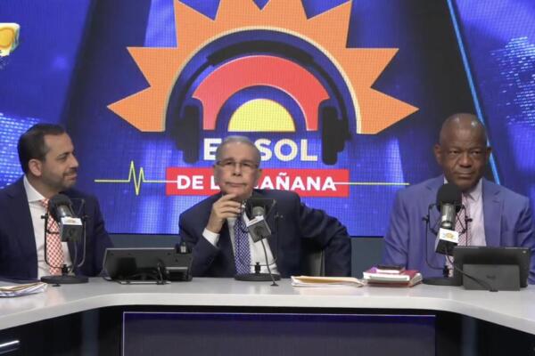 Danilo Medina junto a elenco del programa Zol de la Mañana. 
Foto: CDN Digital