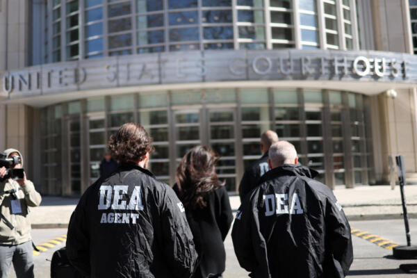 Agentes de la DEA llegan al tribunal de distrito de EE. UU. en el distrito este de la ciudad de Nueva York el 28 de febrero de 2025. CHARLY TRIBALLEAU / AFP