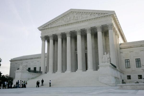 Fotografía del frontispicio del Tribunal Supremo de Estados Unidos, en Washington DC (EE.UU.). EFE/Stefan Zaklin