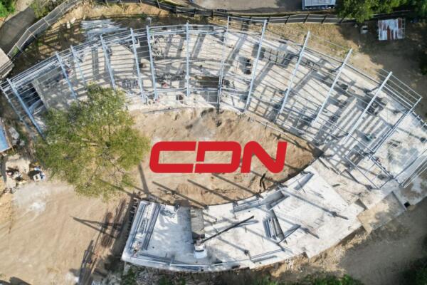 Fotografía que muestra construcción del centro de visitantes en el Jardín Botánico de Santiago 