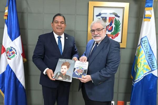 El senador por la provincia de Barahona, Moisés Ayala, junto al diplomático Manuel Morales.