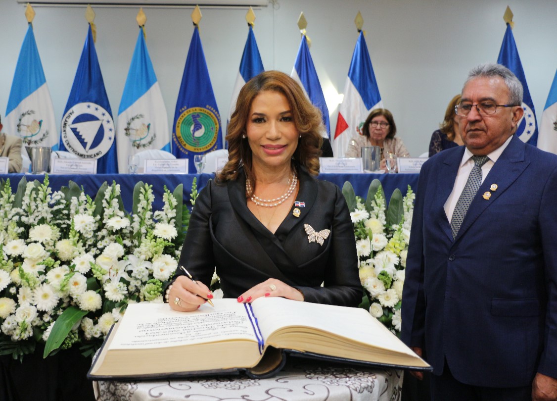 El Parlacen convirtió en resolución la iniciativa presentada por la diputada dominicana Silvia García sobre la prevención de la cocaína rosa.
