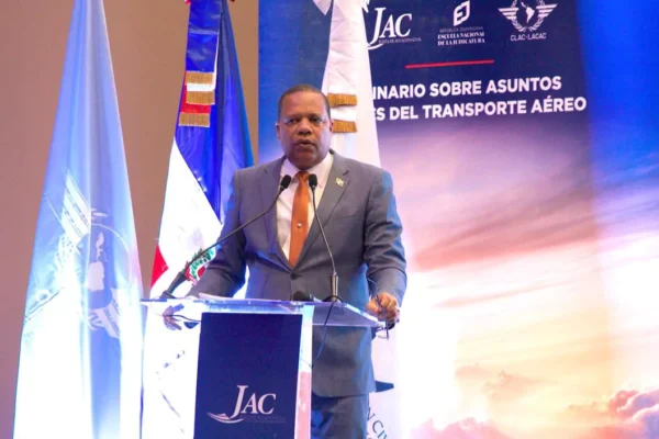 Director de Pro Consumidor destaca papel de la institución en defensa de pasajeros del transporte aéreo