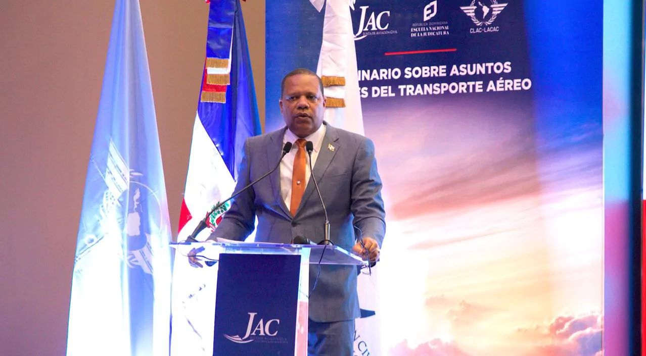 Director de Pro Consumidor destaca papel de la institución en defensa de pasajeros del transporte aéreo