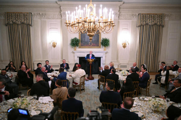 El presidente de Estados Unidos, Donald Trump, habla durante una cena Iftar en el Comedor de Estado de la Casa Blanca. AFP