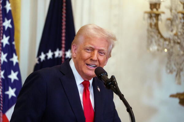 Donald Trump amenazó este domingo a Irán con bombardeos y aranceles secundarios si no llegan a un acuerdo sobre su programa nuclear.