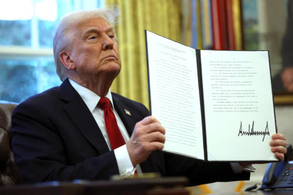 El presidente, Donald Trump, exhibe una orden ejecutiva firmada en la Oficina Oval de la Casa Blanca y anunció aranceles del 25 % a los automóviles fabricados en el extranjero.