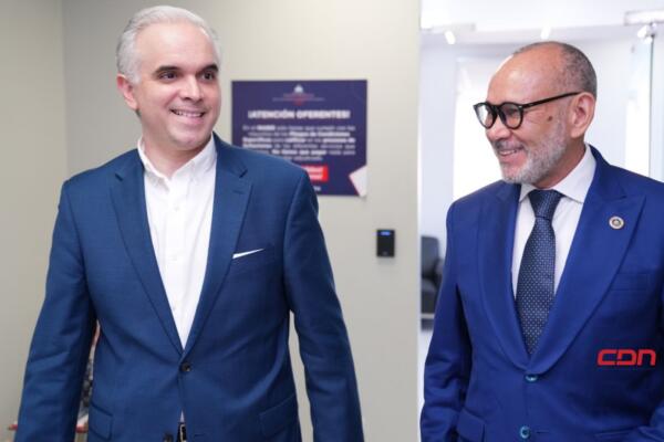 Luis Miguel De Camps, y el director ejecutivo del Instituto Nacional de Bienestar Estudiantil (Inabie), Víctor Castro. (Foto, fuente externa)