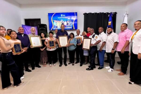 Reconocimientos a miembros del cuerpo de bomberos en Barahona. 
