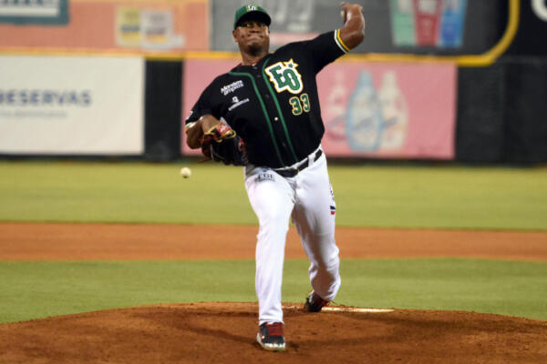 Enny Romero, reforzó a las Estrellas siendo pitcher del Escogido, en el draft de reingreso de la temporada 2020-2021