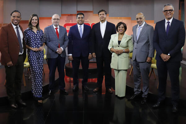 Desde la izquierda Manuel Acevedo, Katherine Rodríguez, Nelson Rodríguez (director de elCaribe), el ministro Kelvin Cruz, el ingeniero Manuel Estrella, Alba Nely Familia (directora de CDN), profesor Fernando Teruel y Frank Camilo (director de CDN Deportes).