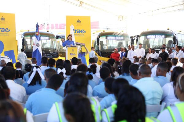 Raquel Peña hizo una formal entrega de 34 autobuses para el Sistema Nacional de Transporte Estudiantil (TRAE).
