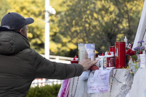 Fieles rezan frente a la estatua de Juan Pablo II en la entrada del Hospital Gemelli, donde está hospitalizado el Papa Francisco, en Roma, Italia, 02 de marzo de 2025. 
EFE/EPA/MASSIMO PERCOSSI