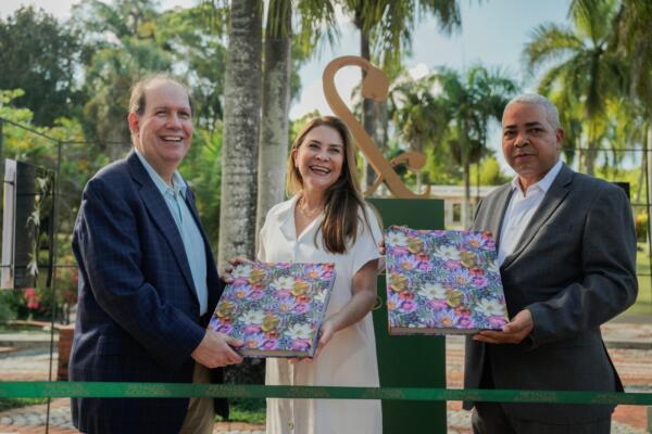 Felipe Vicini, presidente ejecutivo de INICIA, Carolina Mejía, alcaldesa del DN y Pedro Nolasco, director del Jardín Botánico Nacional
Foto: fuente externa