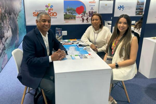 Valerie Rosales Amaya, directora ejecutiva de Anato Noroccidente, con representantes del Clúster Santiago Destino Turístico.
