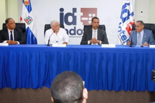 Presidente del Indotel, Guido Gómez Mazara, durante rueda de prensa.
