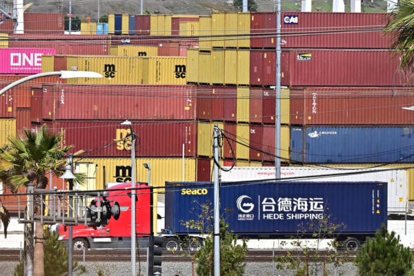 Los contenedores de carga se apilan en el puerto de Long Beach California, mientras entran en vigor los aranceles del presidente Donald Trump a Canadá y México. Frederic J. BROWN / AFP