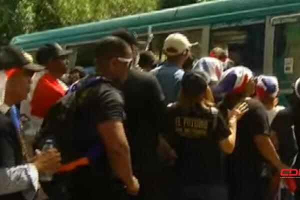 Faltan unos tres autobuses para poder transportar el grupo.  Foto: Fuente externa 