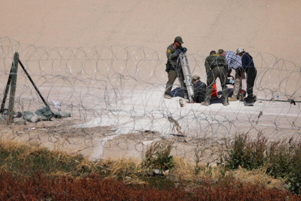 Agentes de la Patrulla Fronteriza de Estados Unidos trabajan en la frontera para sellar un túnel transfronterizo ilegal que fue descubierto originalmente el 10 de enero de 2025. HERIKA MARTINEZ / AFP