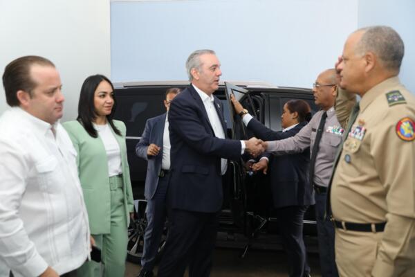 Presidente Luis Abinader junto  la ministra de Interior y Policía, Faride Raful y otras autoridades. 