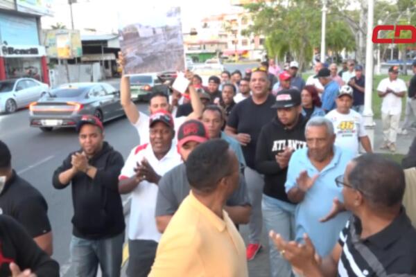 “La huelga va con fuerza” era parte de las consignas de los manifestantes. 