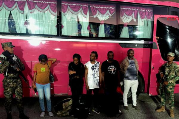 Arrestan cuatro dominicanos por traficar  haitianos. (Foto, fuente externa)