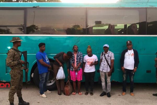 Detienen haitianos ocultos en autobús de transporte público. (foto, fuente externa)